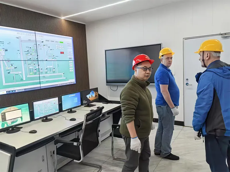 25 января и 15 марта 2025 года представители ООО Россия SMM господа Eduard и Dmitrii посетили АО Цзянсу Ивэйда Умные Технологии для технического обмена и инспекции. По приглашению ООО Россия SMM генеральный директор Ван Сяоцян 21 апреля вылетел в Санкт-Петербург, где провёл углублённые переговоры с руководством компании и подписал техническое соглашение и подписание соглашения о технологии автоматизированной системы отбора проб руды в порту и контракта на поставку.